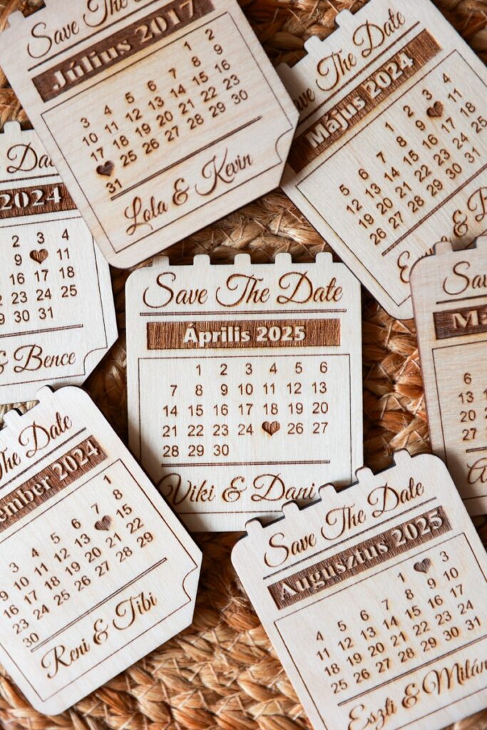 Több Save the Date hűtőmágnes egymáson