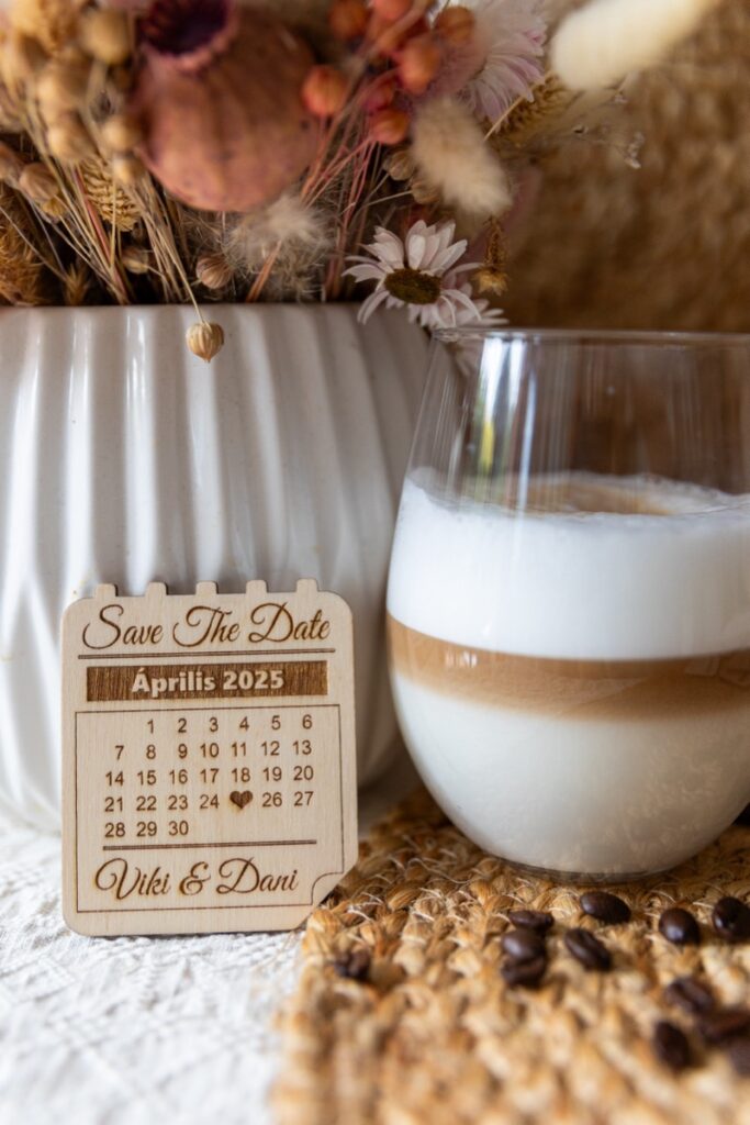 Save the Date mágnes kávé mellett a konyhában